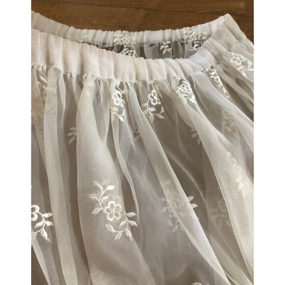 American Vintage tulle skirt embroidered 3D flowers scalloped hem size medium - Picture 11 of 12